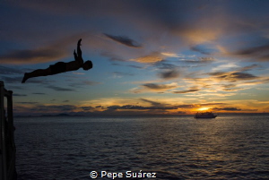 Sunset at Kho Bon and a diver which four dives a day is n... by Pepe Suárez 